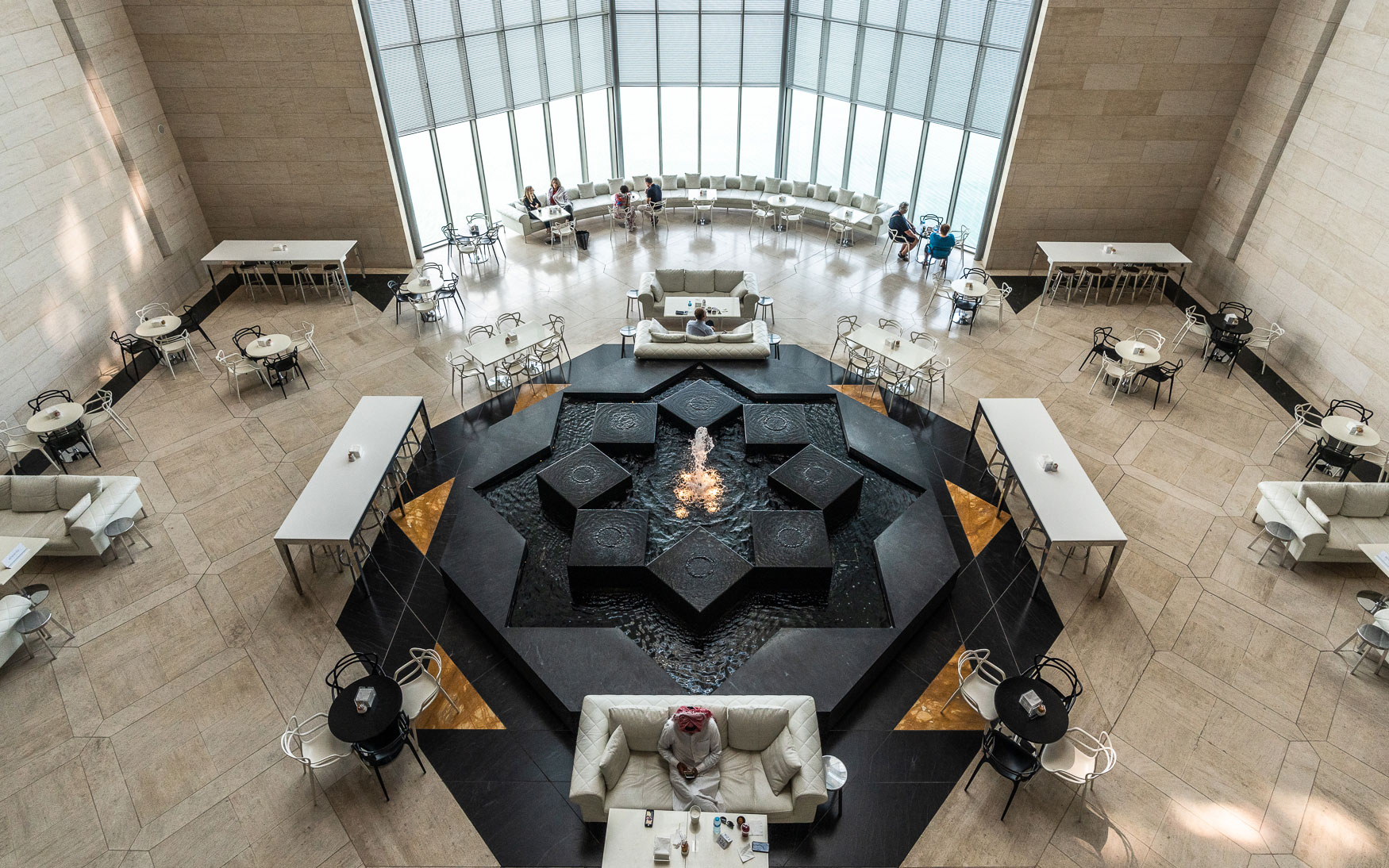 Das Cafe im Erdgeschoss des Museum of Islamic Art (MIA) in Doha.