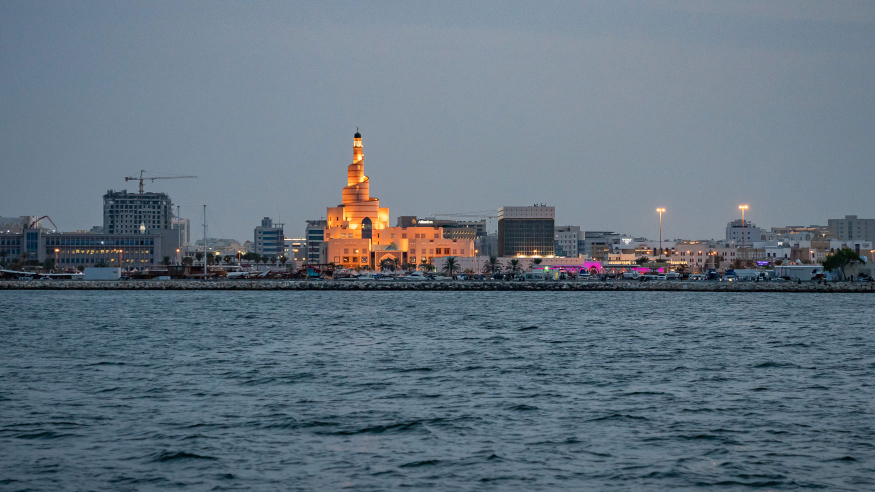 Doha Sehenswürdigkeiten: Dhau-Cruise und Blick auf die Fanar Moschee.