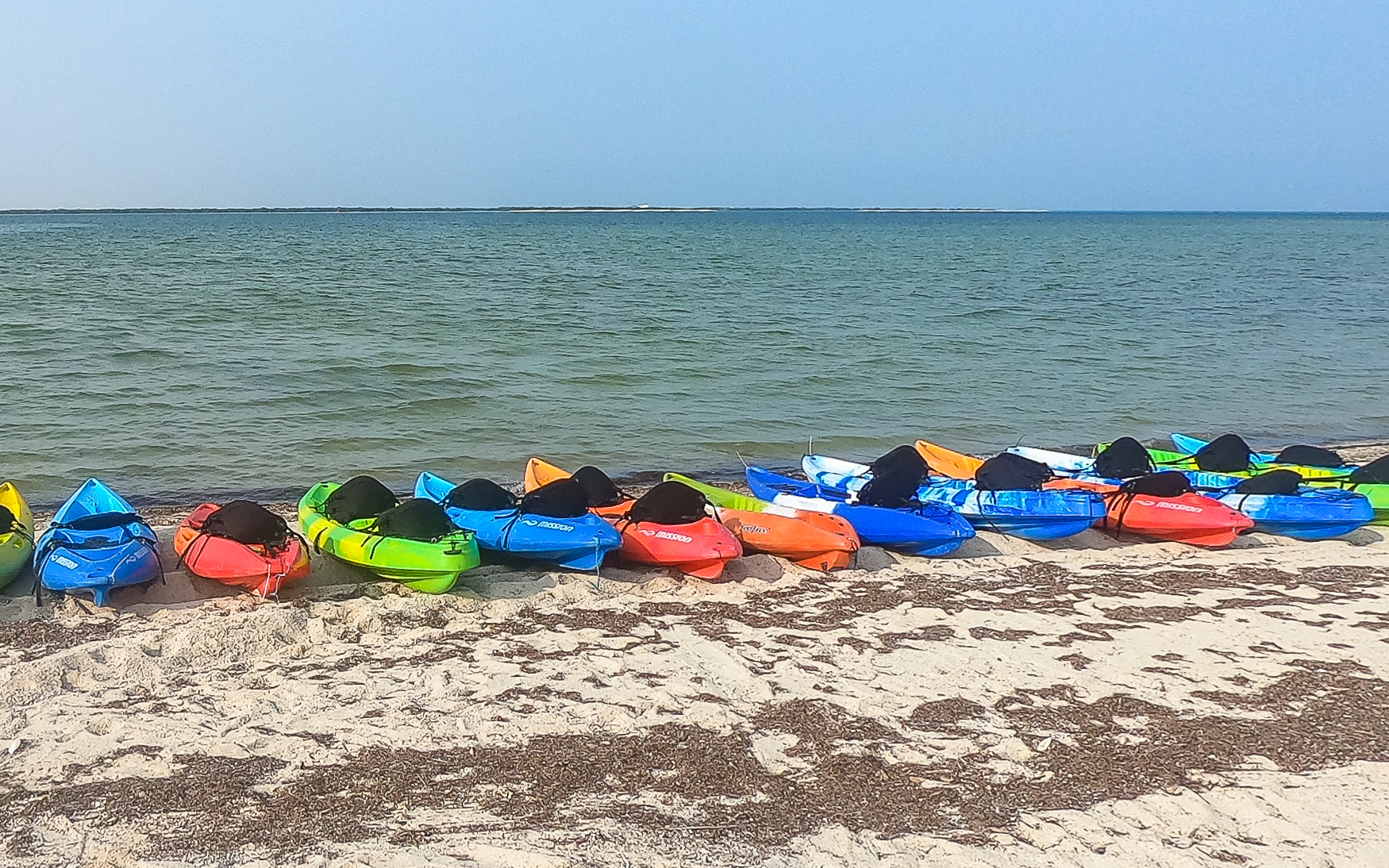 Kajak-fahren in Al-Thakira in Qatar vor den Toren der Stadt Doha.