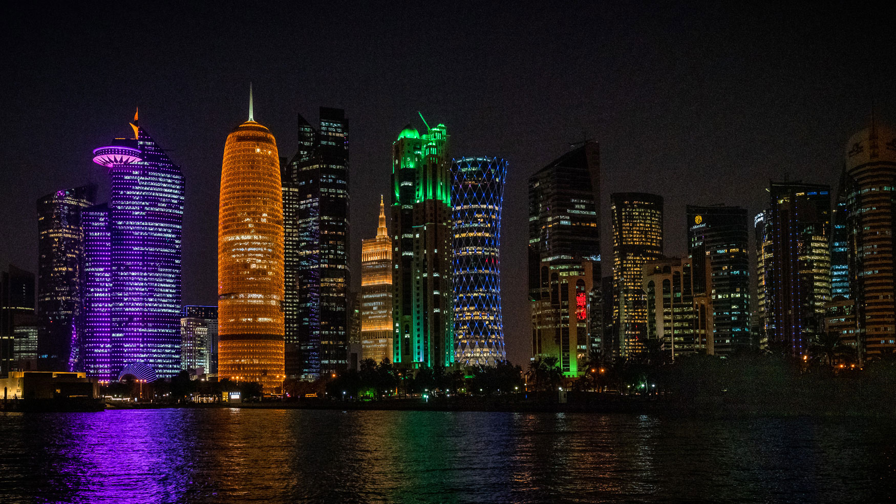 Highlights am Abend: Die Skyline in Westbay von Doha, Qatar.