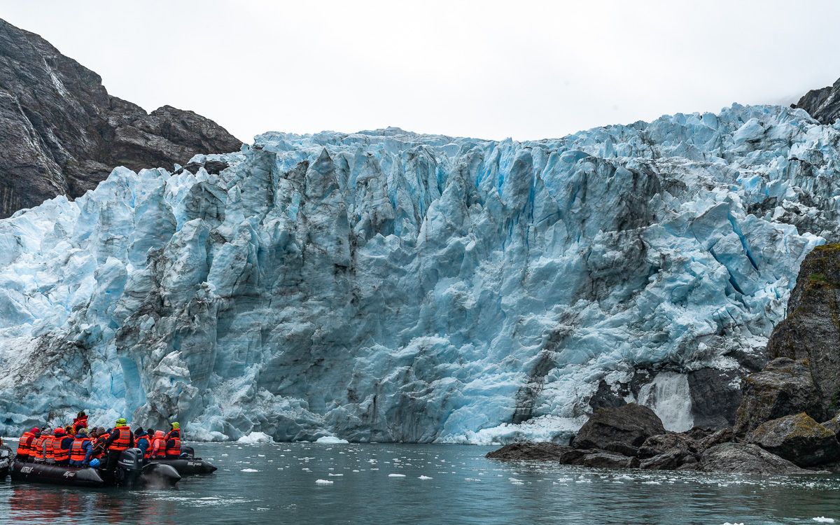 Condor-Gletscherzunge mit Schlauchboot