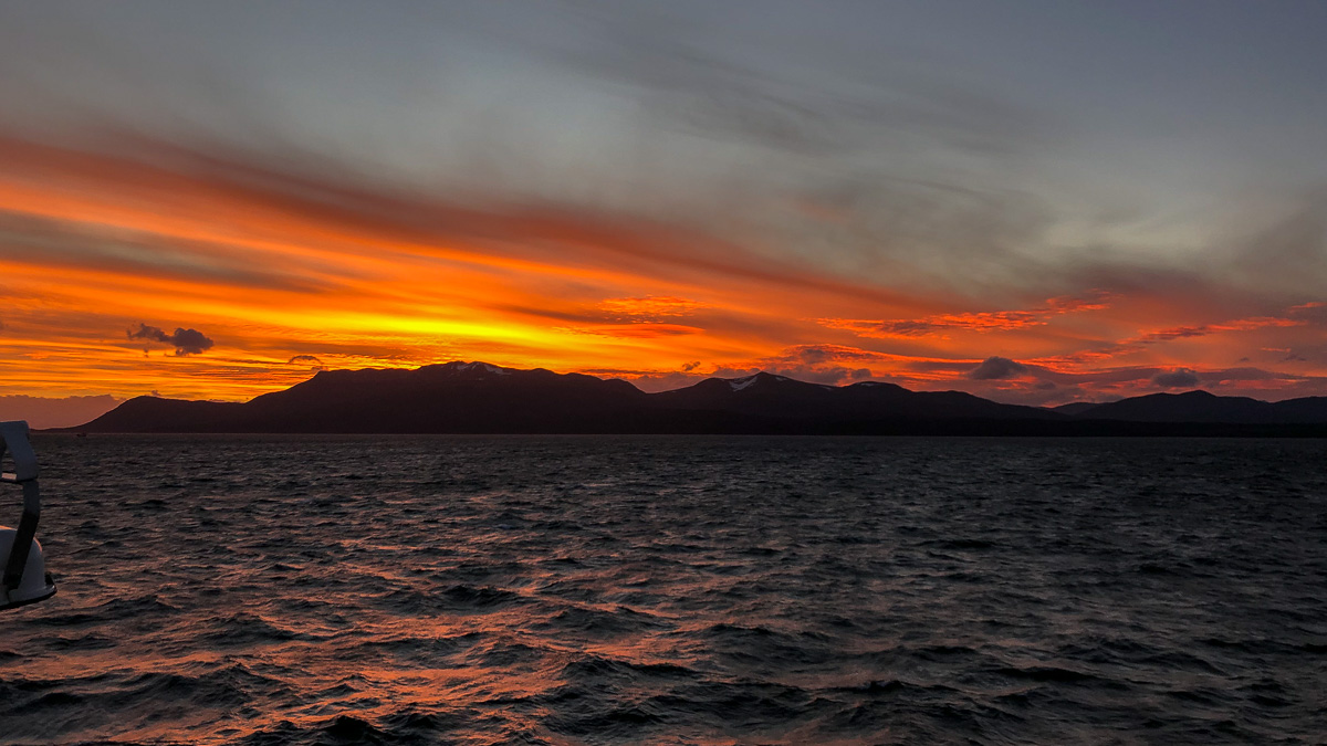 Sonnenuntergang in den Fjorden Patagoniens Chile