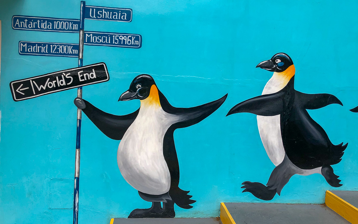 Pinguin Wegweiser in Ushuaia, Feuerland