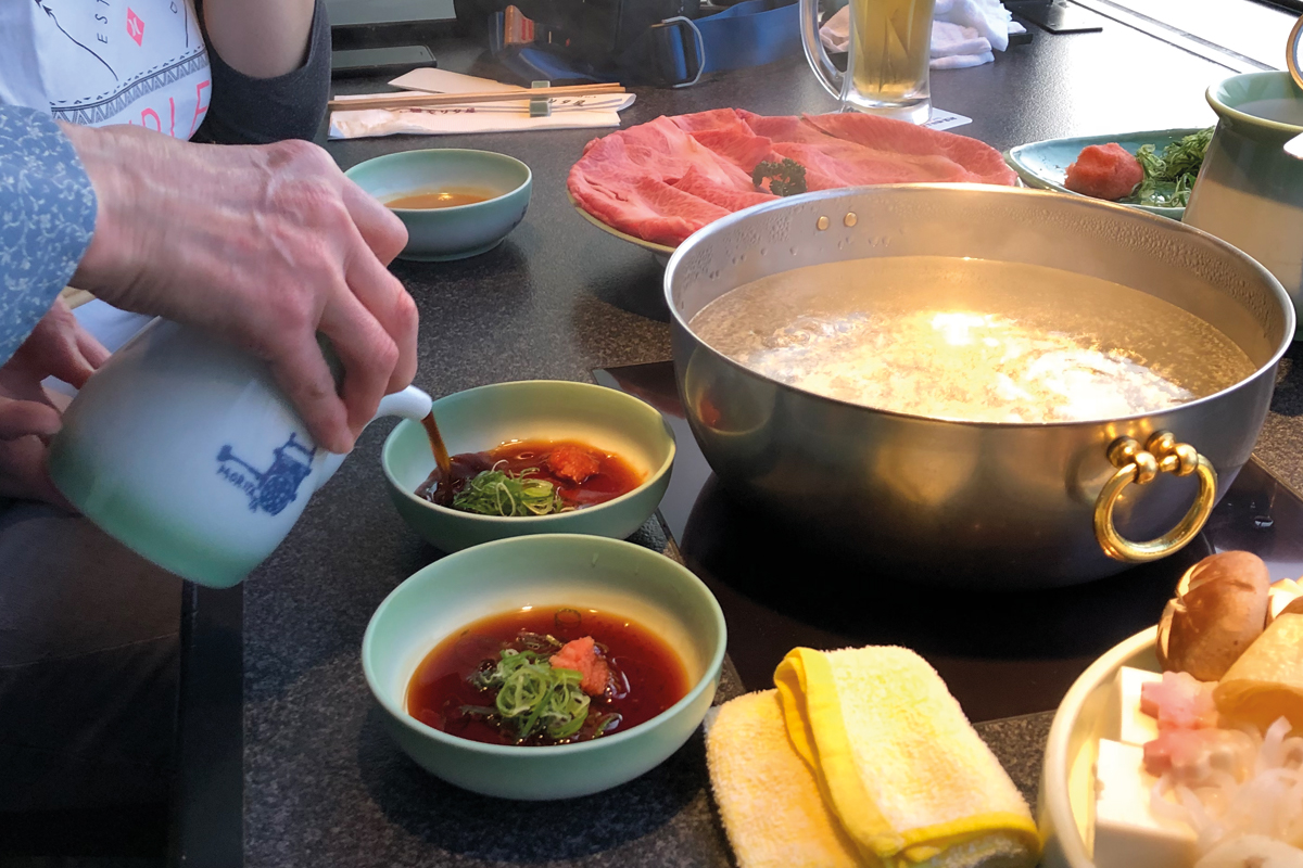 Einschenken von Ponzusoße für Shabu-Shabu Dinner