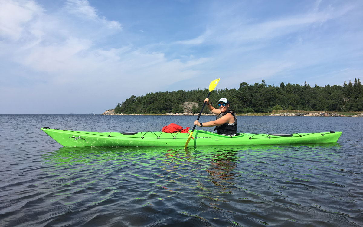 Katrin beim Kajak fahren in Hanko.