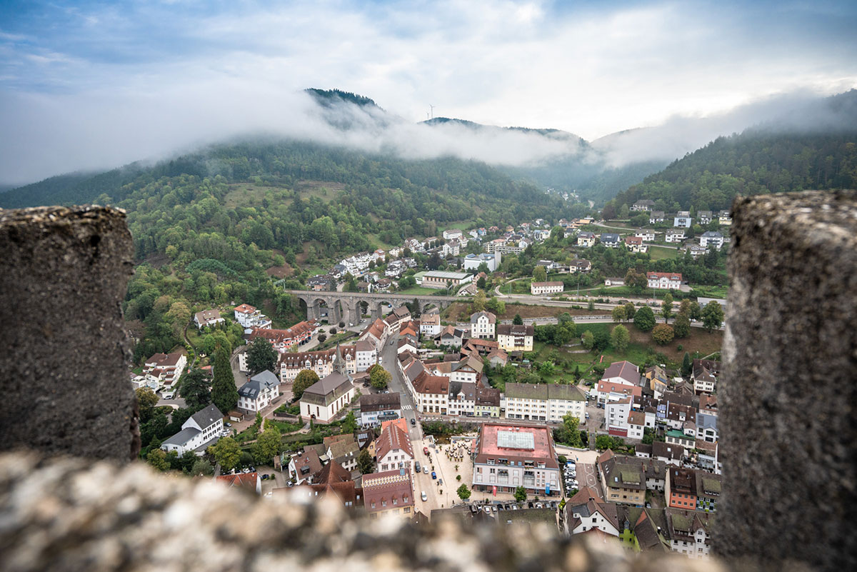 Blick vom Burgfried in Hornberg auf das Gutachtal, Viadukt und die Schwarzwaldbahn.