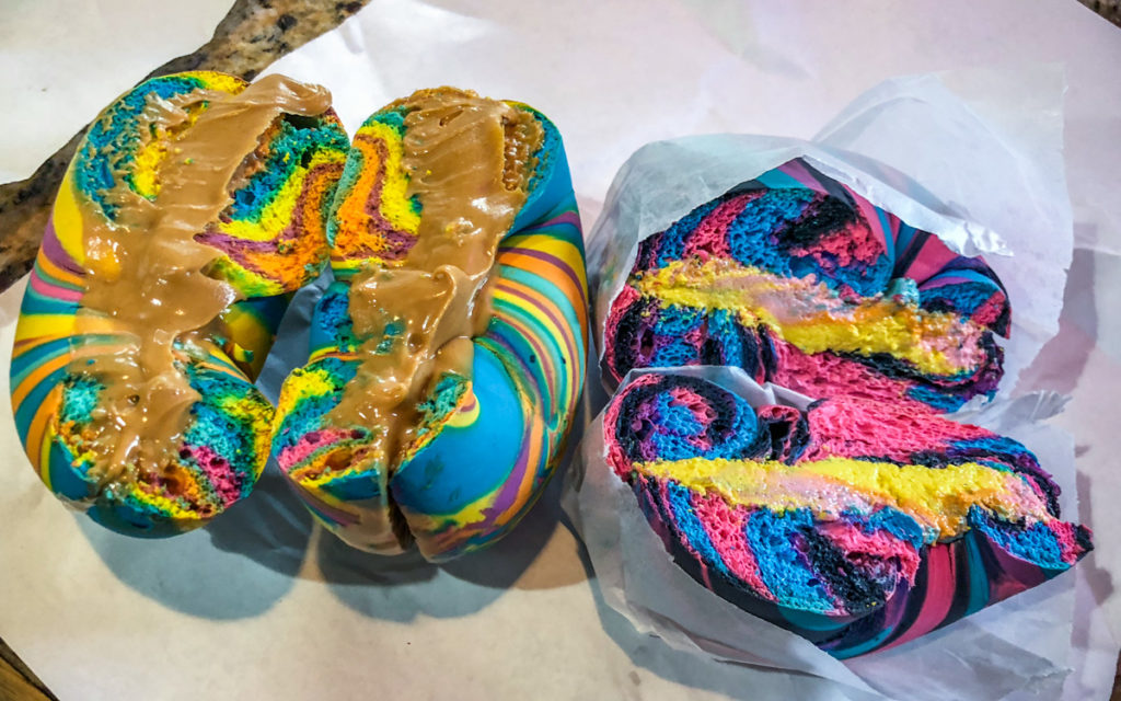 1 Woche New York – Reisebericht mit Programm Vorschlag 39 Rainbow Bagels New York essen. Gehört einfach dazu.