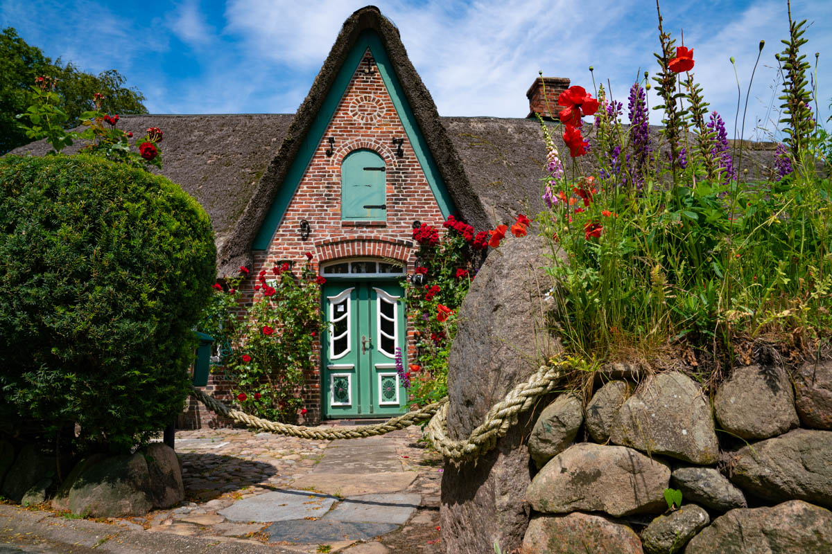 Friesenhäuser in Keitum. Typisches Sylt-Bild.