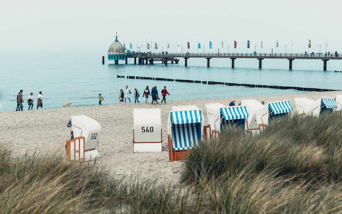 Strand in Zingst mit Seebrücke und Tauchgondel