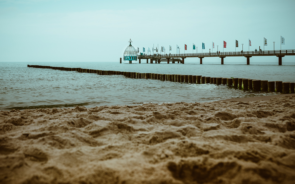 Sehenswürdigkeit in Zingst: Die Seebrücke mit Tauchgondel