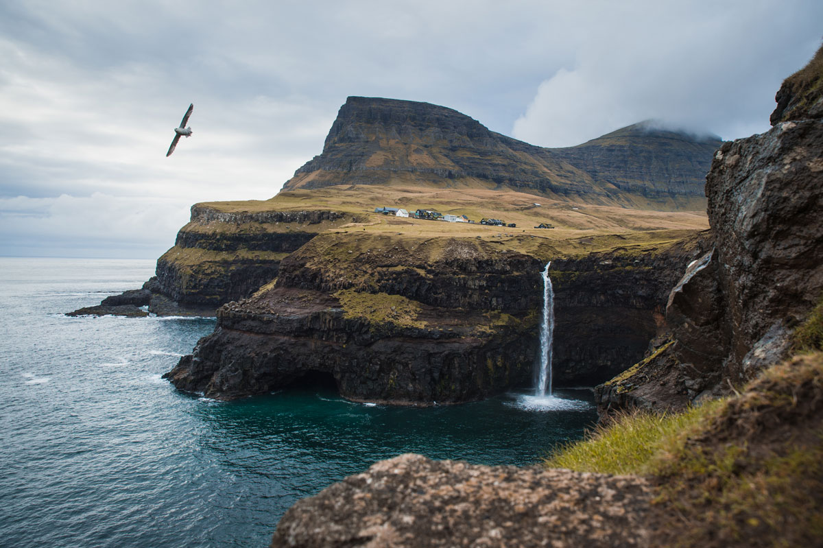 Gásadalur mit Blick auf den Árnafjall (722 m).
