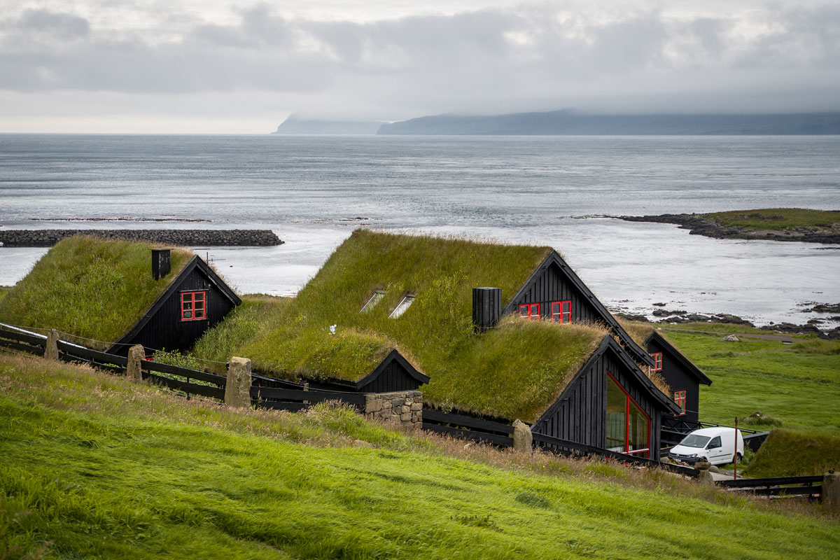 kirkjuboeur-grasdach-haeuser-faroer