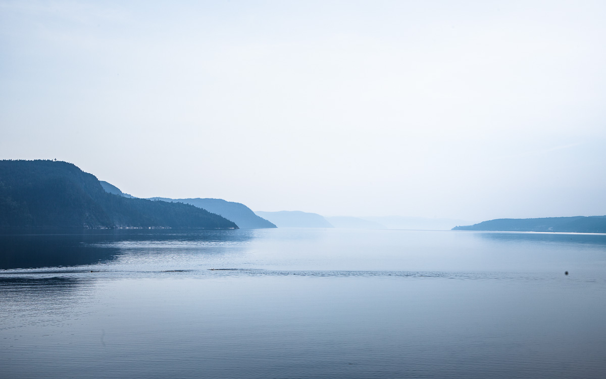 quebec-roadtrip-abend-nebel-fjord
