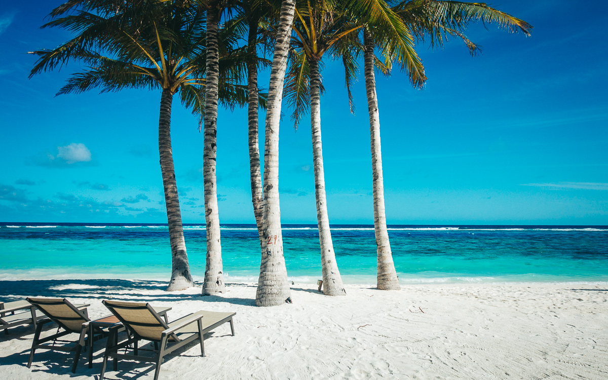 malediven-urlaub-liegen-am-strand