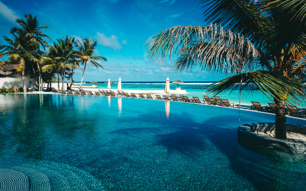 malediven-urlaub-oblu-sangeli-pool