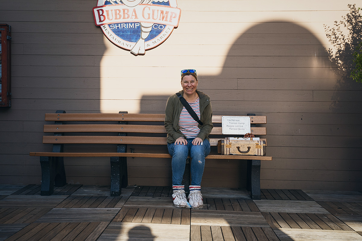 Bank mit Schuhen von Forest Gump beim Bubba Gump Shrimp Restaurant Fishermans Wharf San Francisco