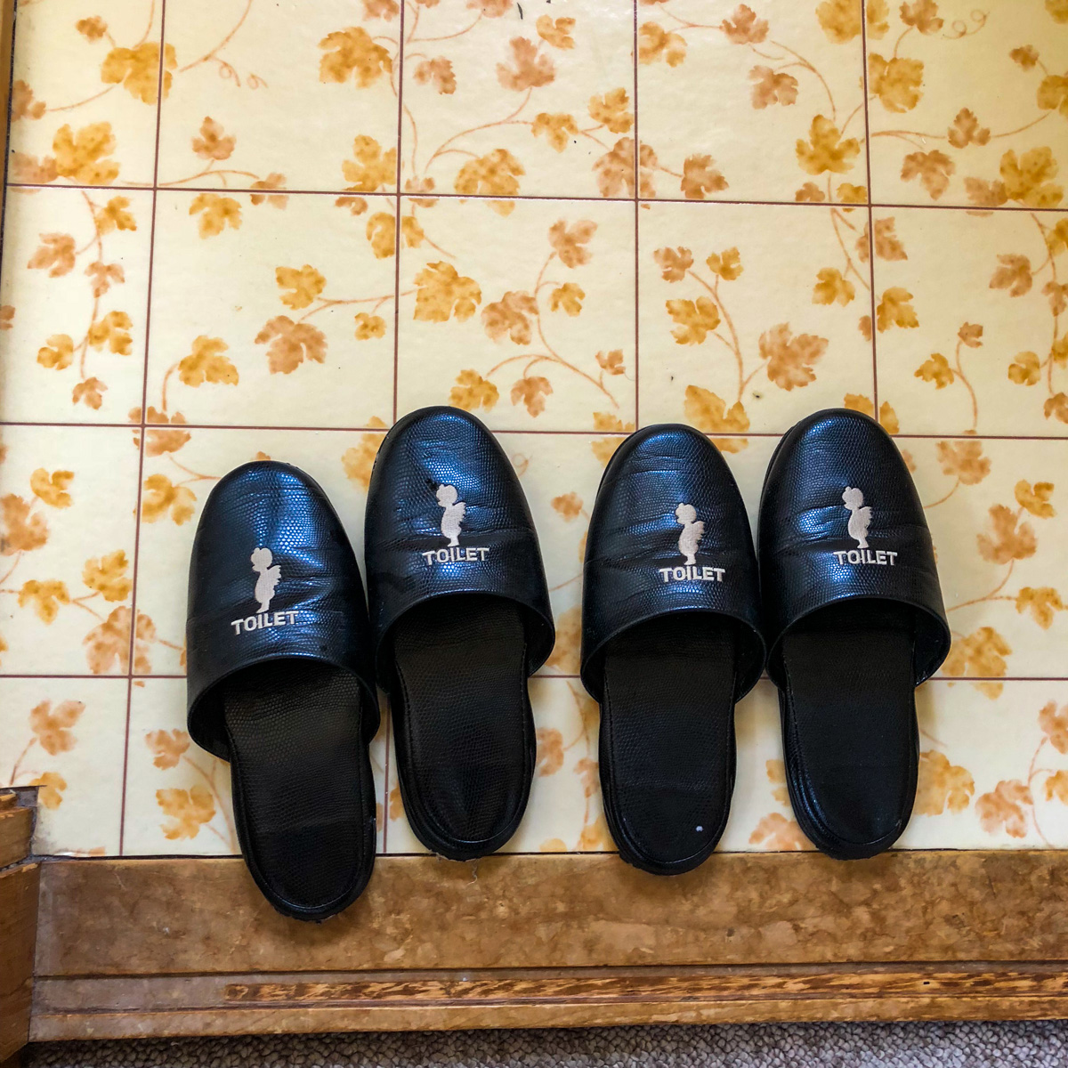 japan-knigge-toilettenschlappen