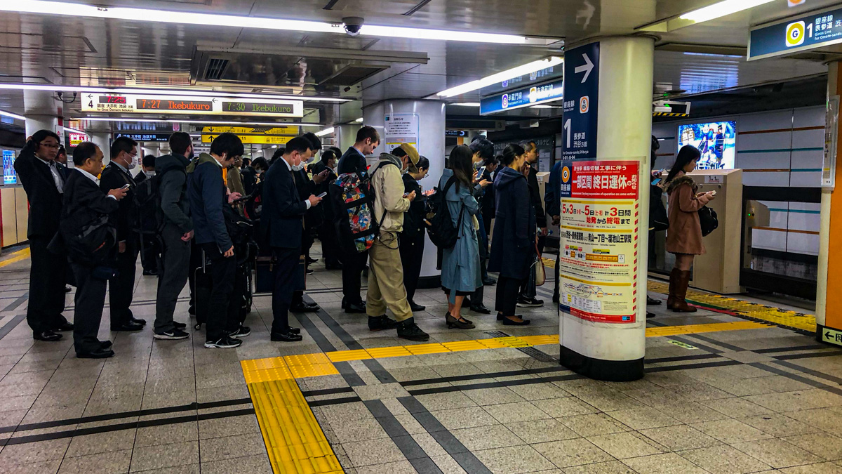 japan-knigge-ubahn-anstehen
