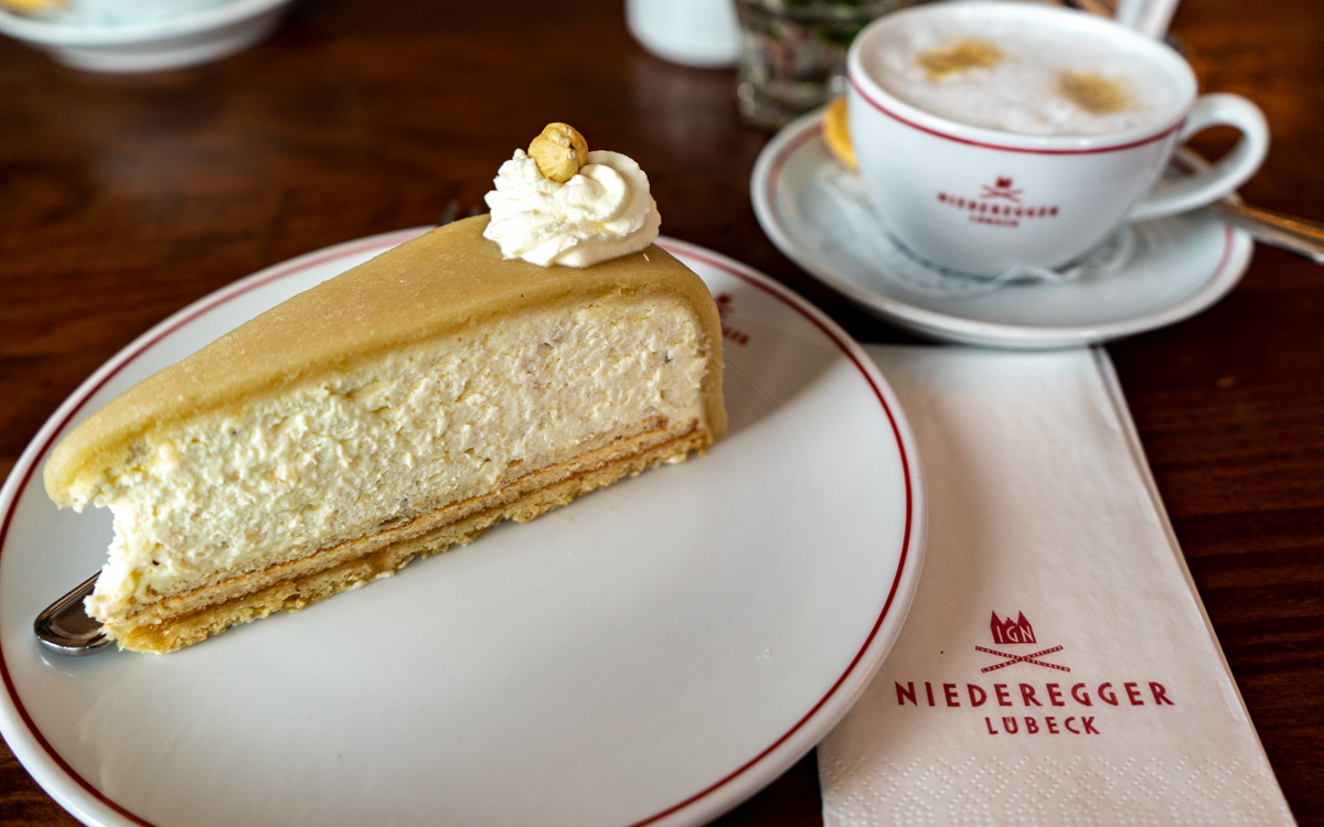 Einen Klassiker den du in Lübeck probieren musst: die Lübecker Marzipan Torte.