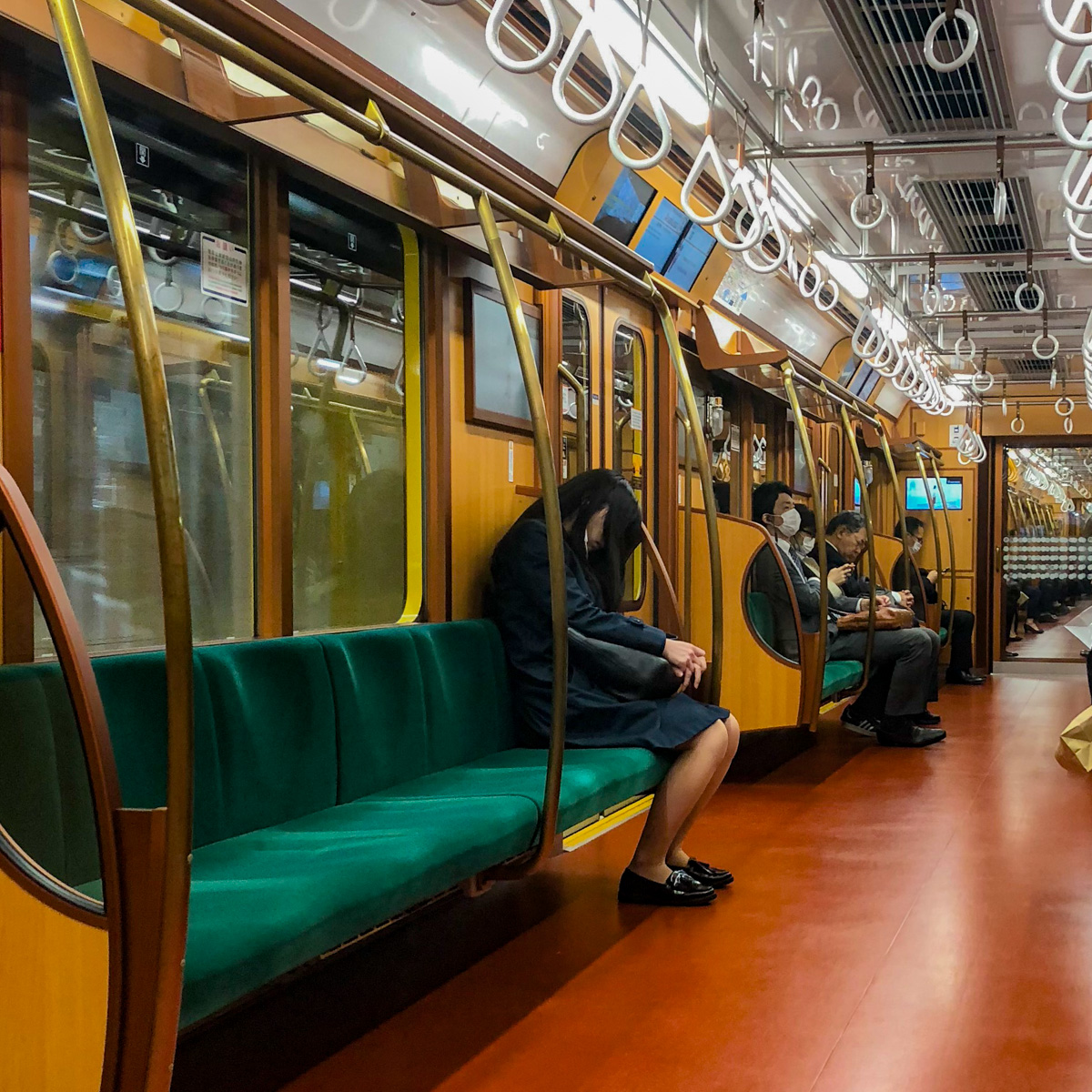 typisch-japanisch-ubahn-schlafen