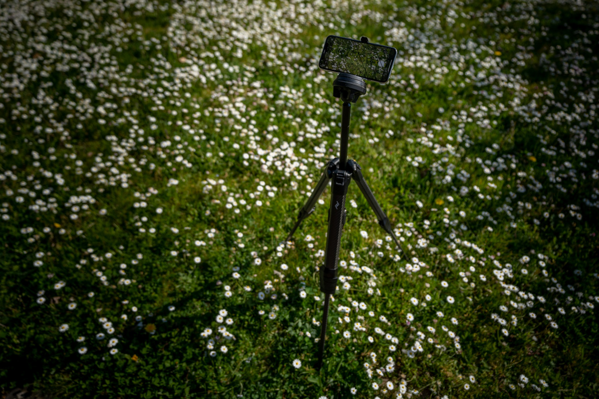 Dank Handy-Stativ kannst du verwacklungsfreie Bilder mit dem Handy machen.