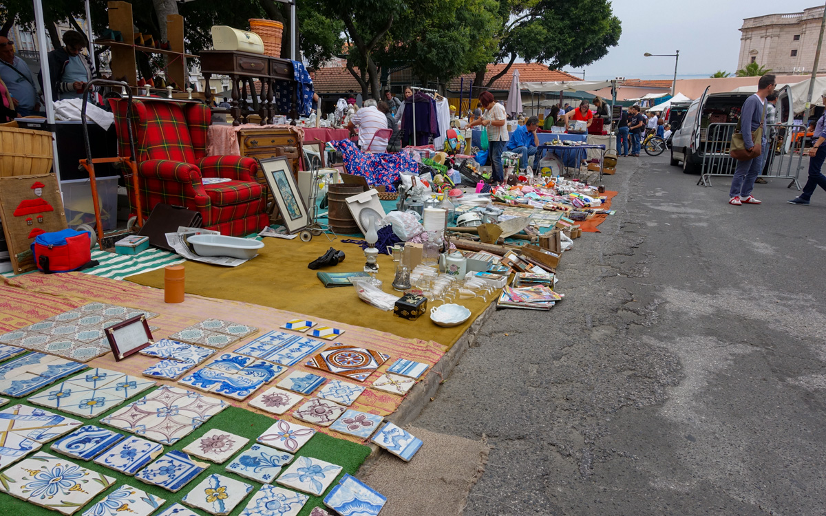 Lissabon Sehenswürdigkeiten: Der Flohmarkt Feira da Ladra am Platz Campo de Santa.