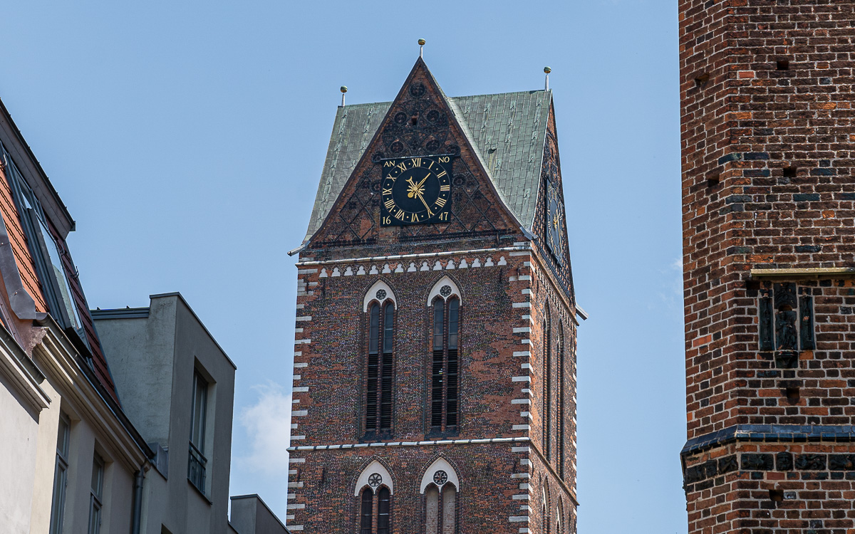 Turm mit Uhr Marienkirche Wismar