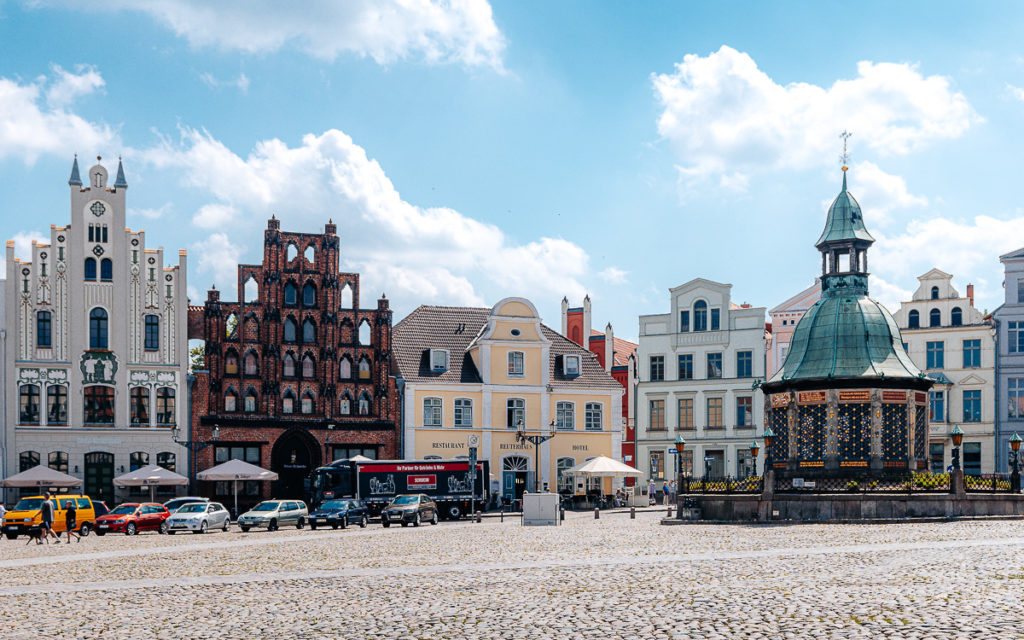 Wismar Sehenswürdigkeiten: Marktplatz mit Wasserkunst Alter Schwede