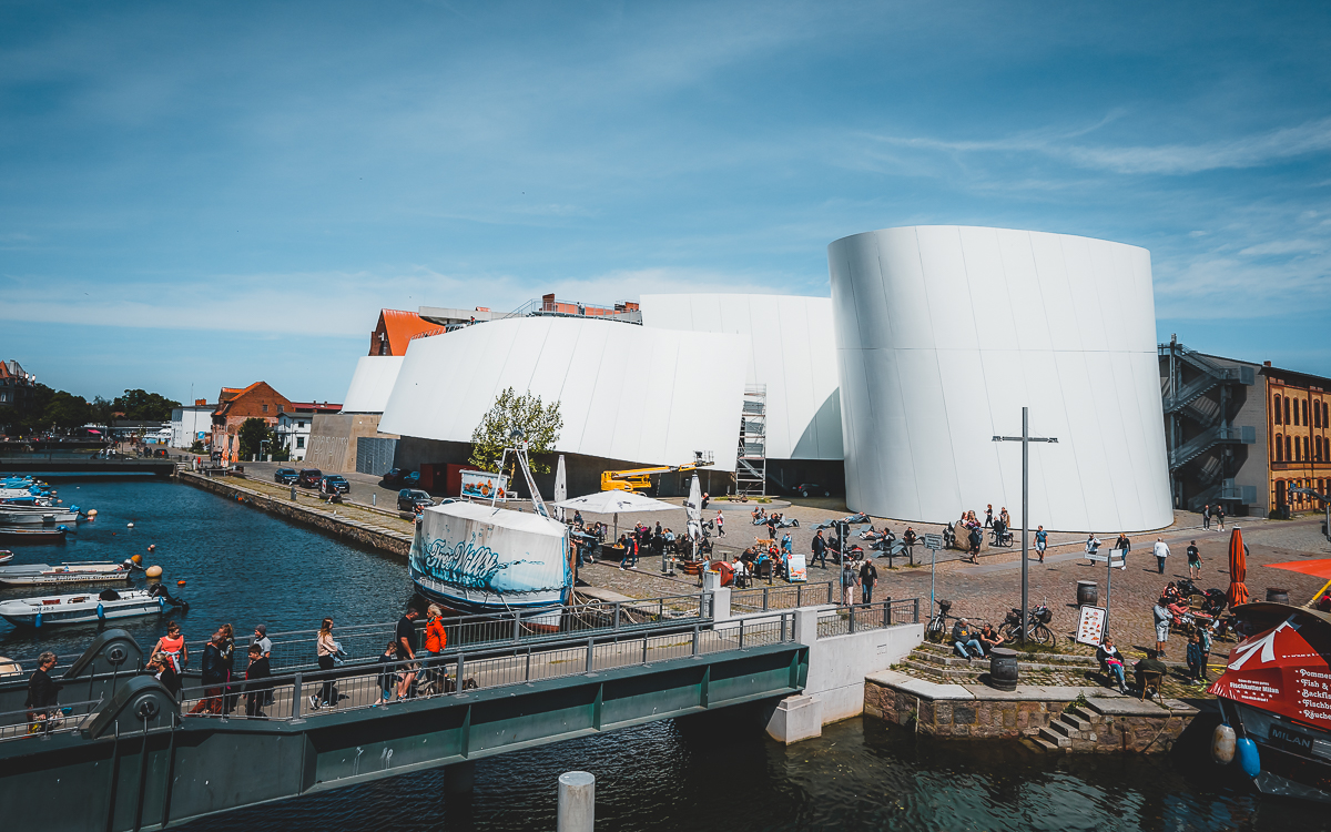 Ozeaneum in Stralsund. Eine der Haupt-Sehenswürdigkeiten in Stralsund. Ideal für einen Ausflug aus Rügen. Ozeaneum in Stralsund. Eine der Haupt-Sehenswürdigkeiten in Stralsund. Ideal für einen Ausflug aus Rügen.