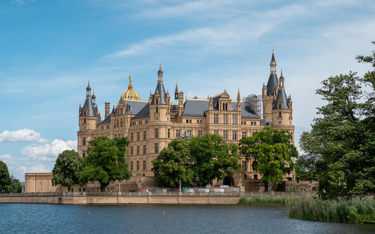 Schweriner Schloss von schwimmender Wiese