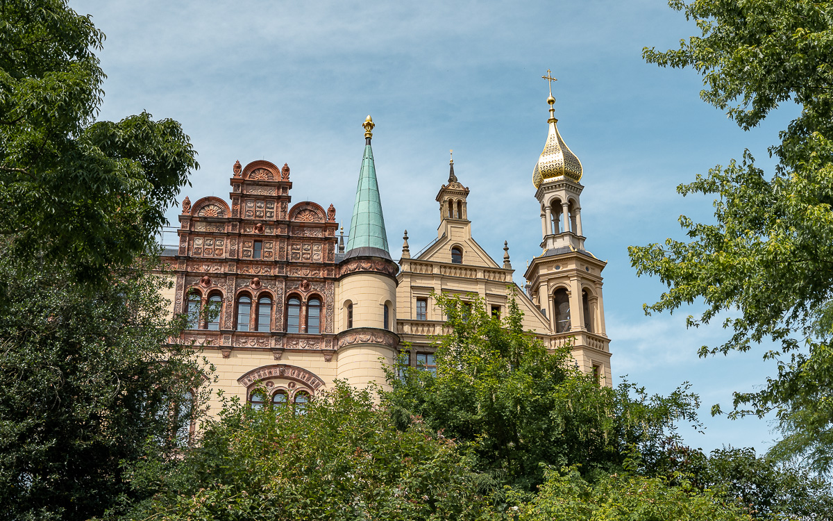 Schweriner Schloss von Grotte aus.