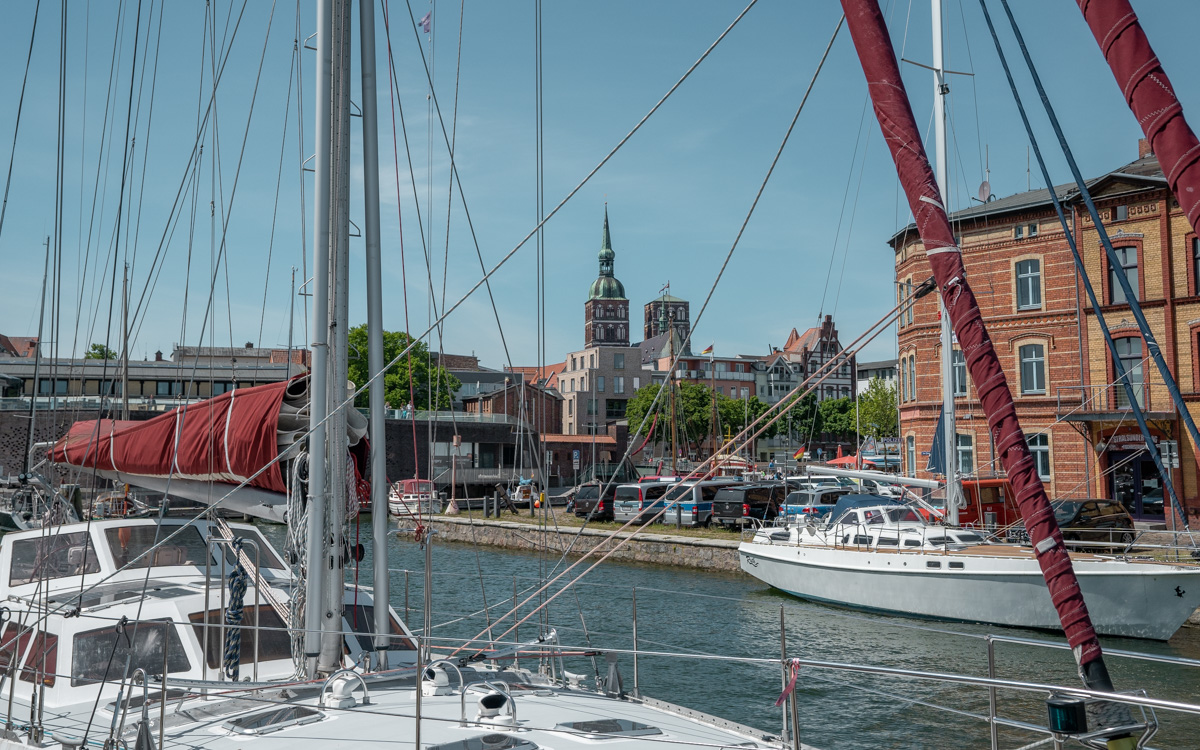 Blick vom Hafen in Stralsund auf die Altstadt