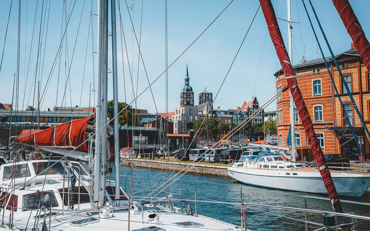 Die Marienkirche siehst du von überall in Stralsund.