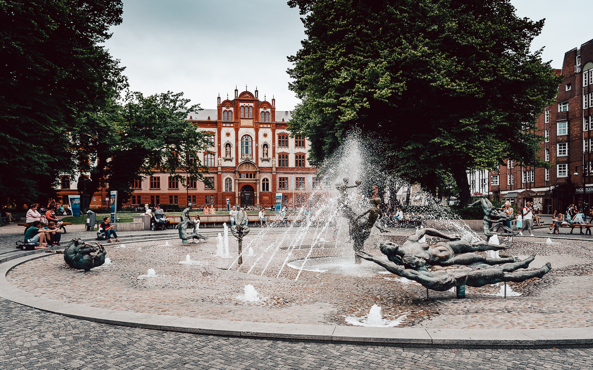 Rostock Uni und Brunnen der Lebensfreude