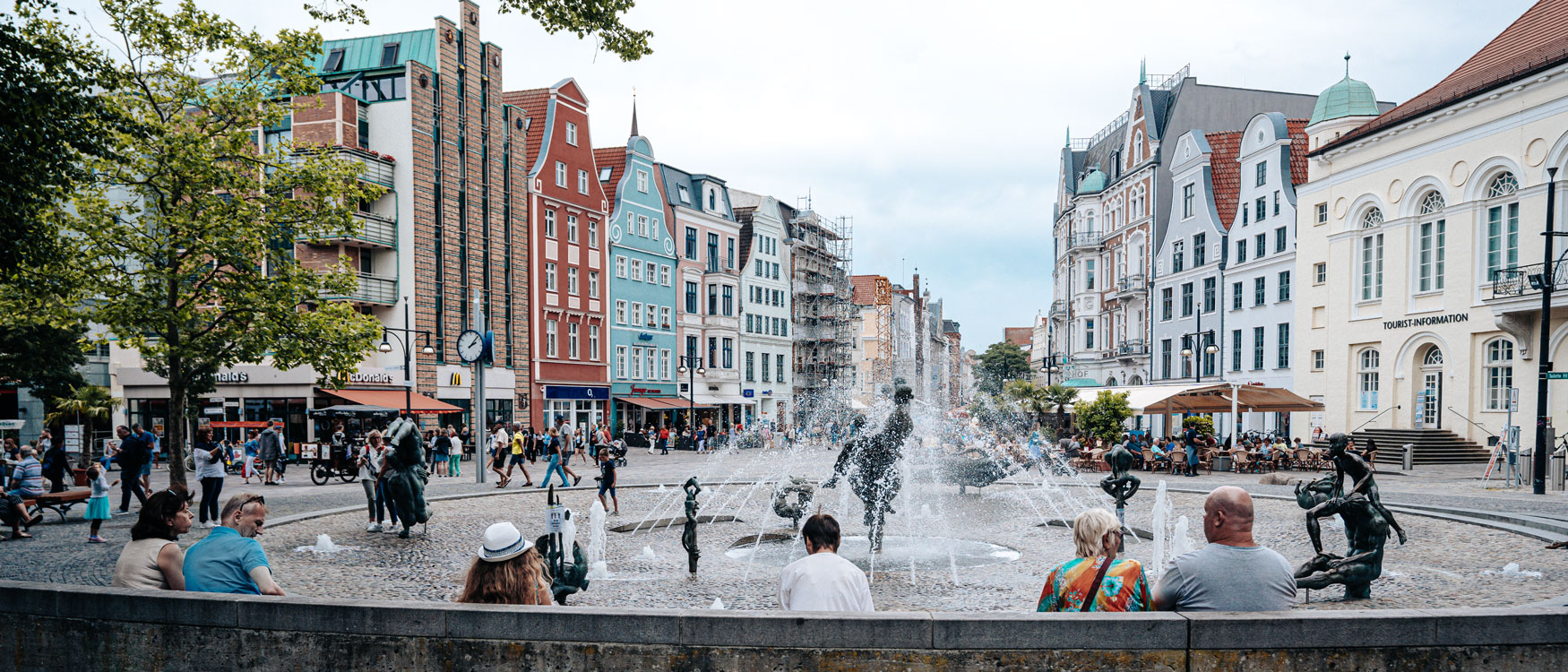 Universitätsplatz mit Pornbrunnen in Rostock