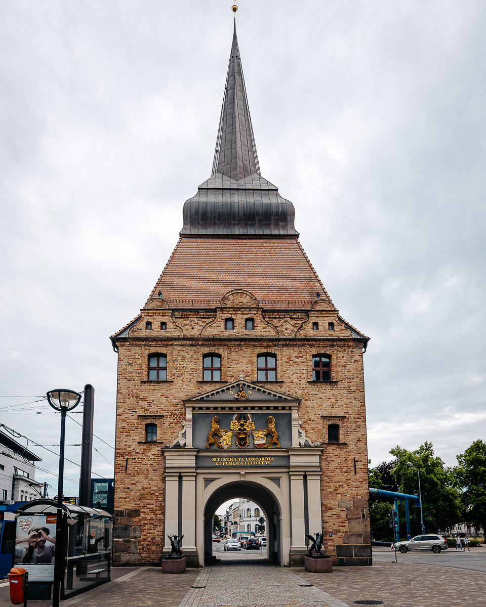 Eines der alten Stadttore: Steintor in Rostock
