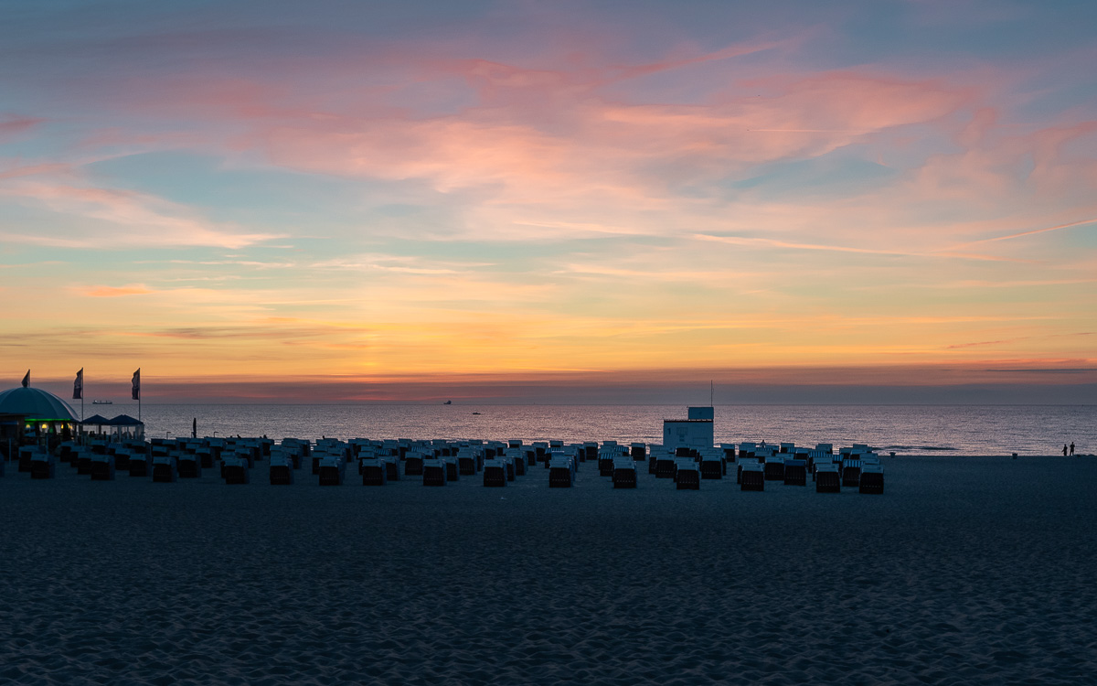 Strand in Warnemünde zum Sonnenuntergang