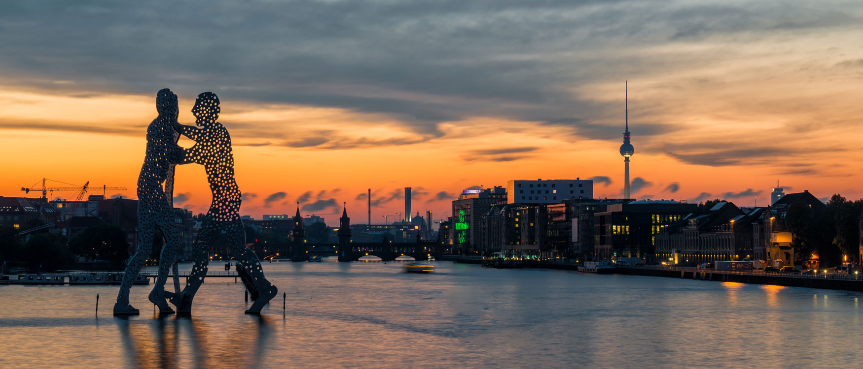 Berliner Sehenswürdigkeit Molecule Man Skulptur in der Spree