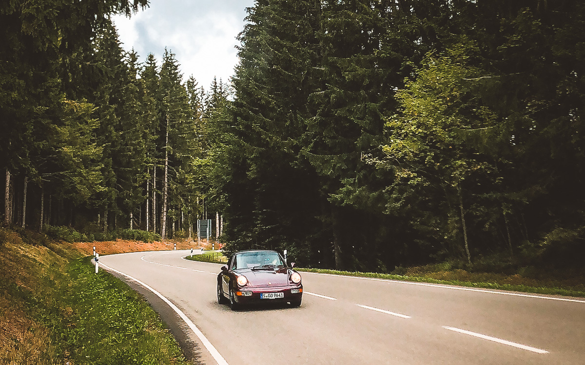 Schwarzwaldhochstraße mit einem alten Porsche Cabrio