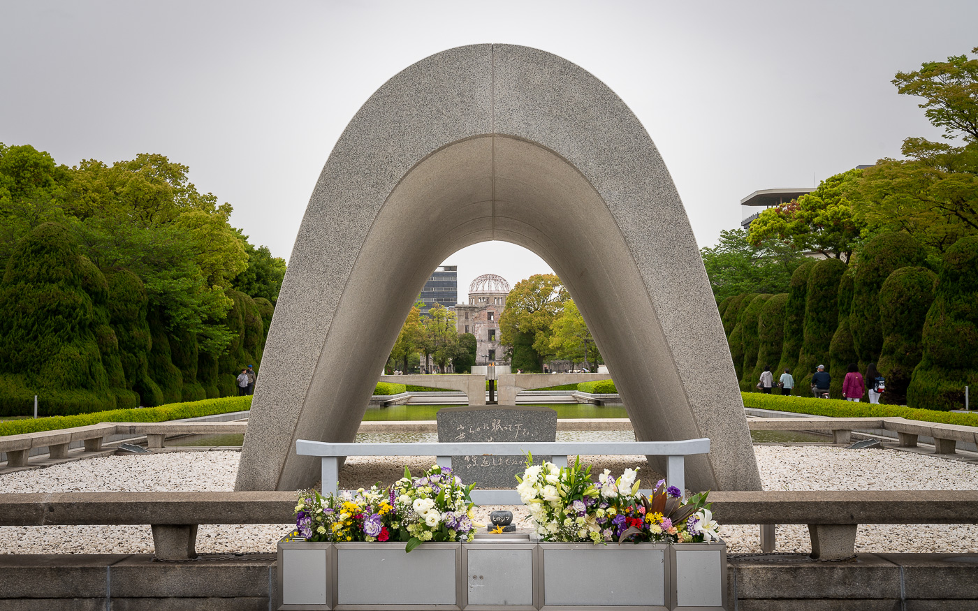 Im Friedenspark von Hiroshima sind alle Mahnmale in einer Linie erbaut. Am Ende erblichst du den A-Bomb Dome (Atombombenkuppel).