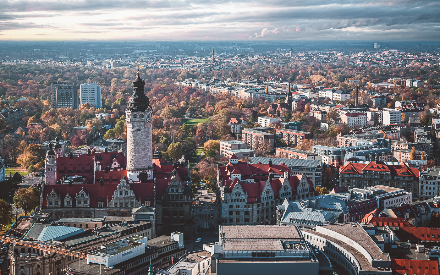 Aussicht vom City-Hochhaus in Leipzig auf die Thomaskirche und die Innenstadt