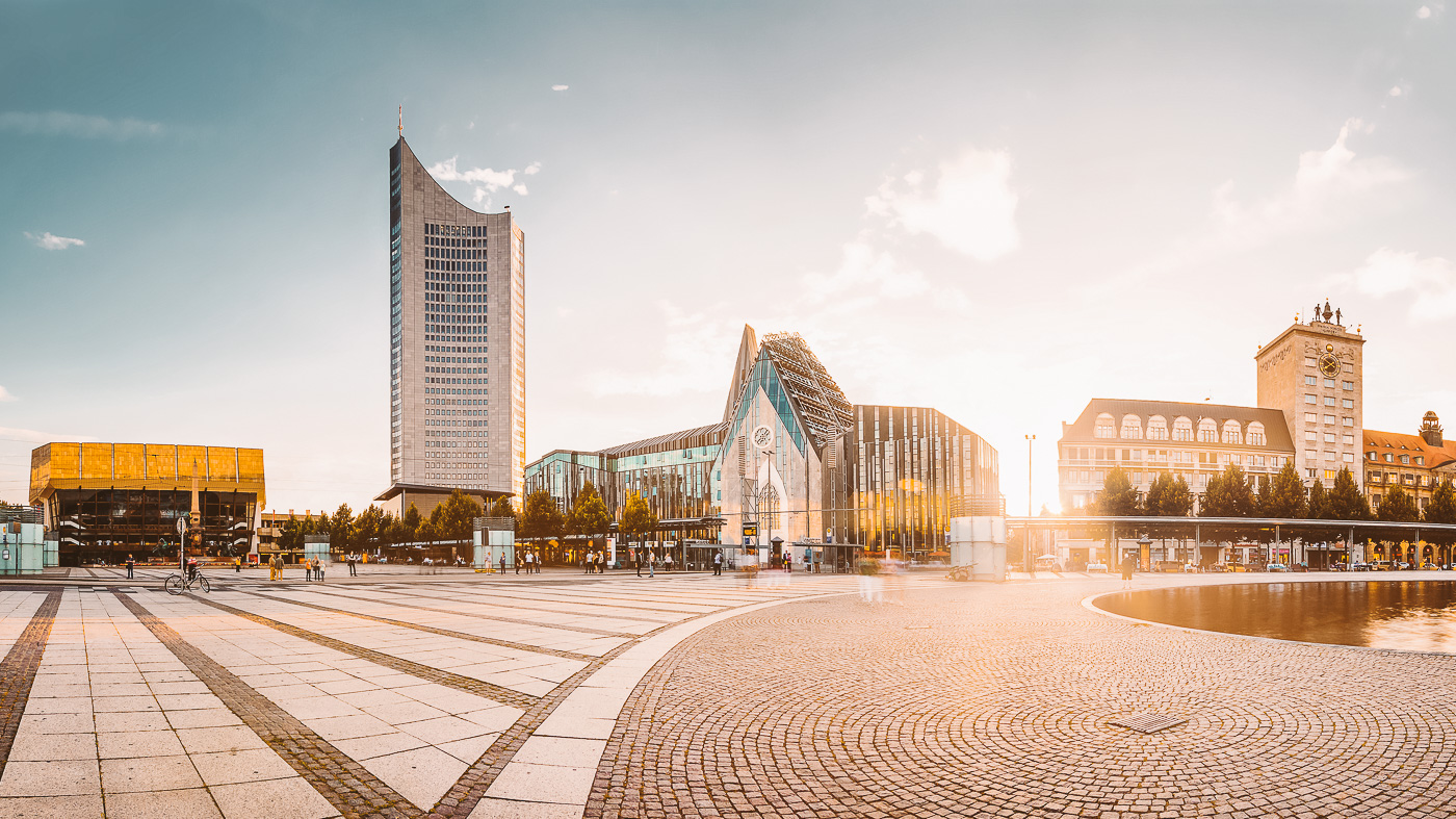 Von links nach rechts: Gewandhaus, City-Hochhaus, Neues Augusteum, Ägyptisches Museum auf dem Augustusplatz in Leipzig