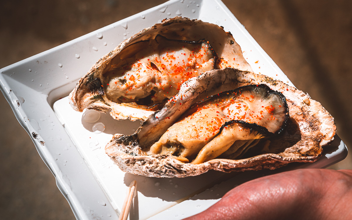 Gegrillte Austern essen Miyajima Japan