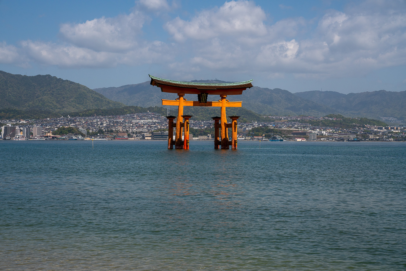 Insel Miyajima Sehenswürdigkeit Torii Wasser