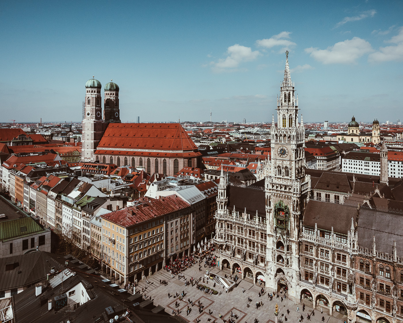 Die Doppelzwiebeltürme der Frauenkirche München sind eines der Wahrzeichen der Stadt.