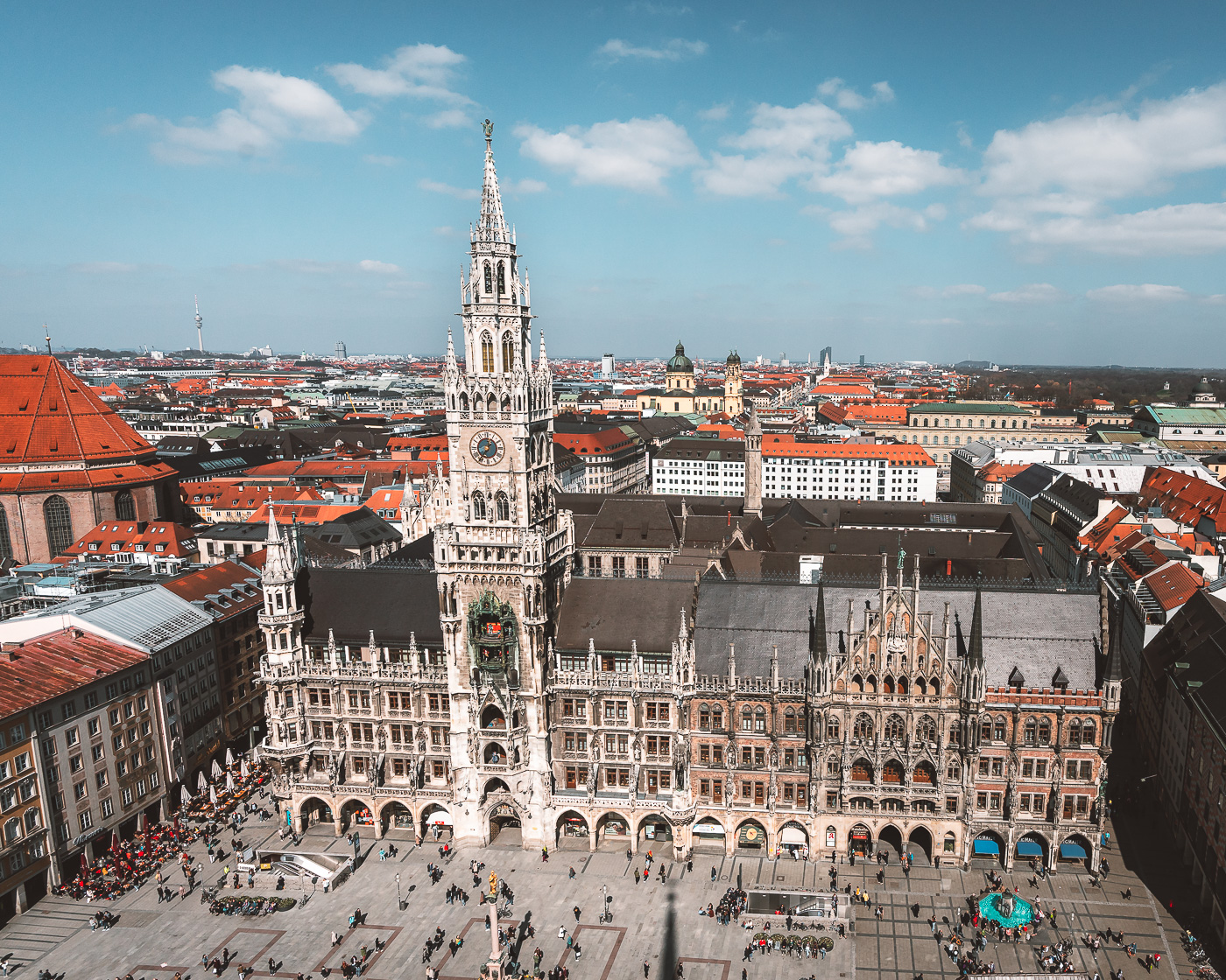 Top Sehenswürdigkeit in München: Marienplatz mit Marienkirche und dem Glockenspiel!