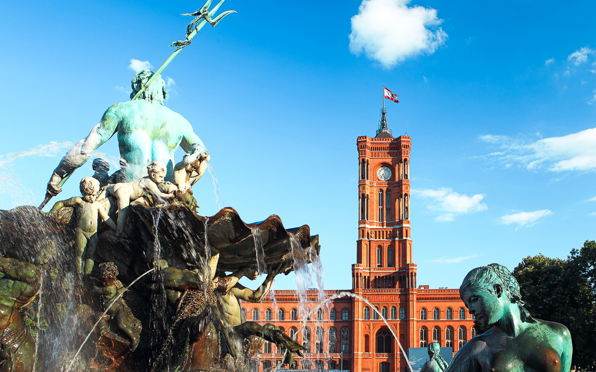 Das rote Rathaus in Berlin mit dem Neptunbrunnen.