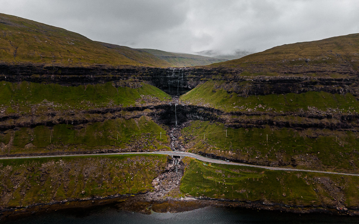 Der höchste Wasserfall der Färöer: Fossá. Nach 5 Tagen ohne Regen ein Rinnsal.