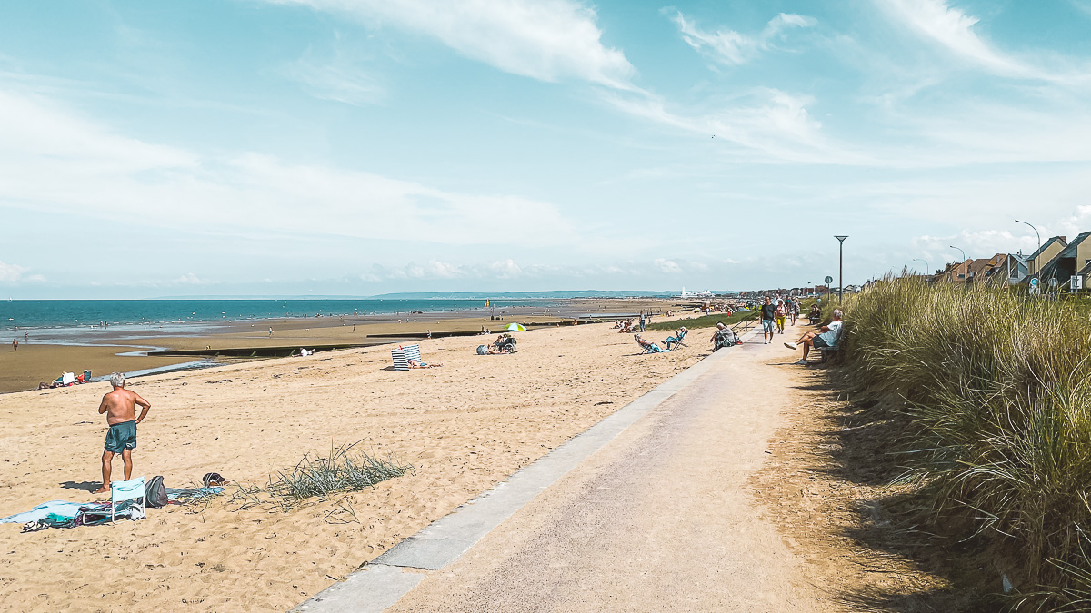 Caen-la-mer erwartet uns tatsächlich das Meer: Ouistreham Riva-Bella ist DER Badeort der Einheimischen.