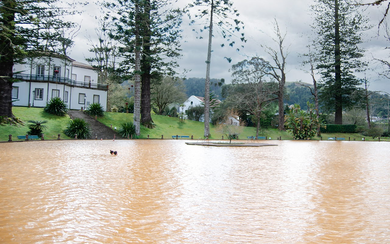 Parque Terra Nostra in Furnas, Vulkanpool und Kratersee Azoren Insel